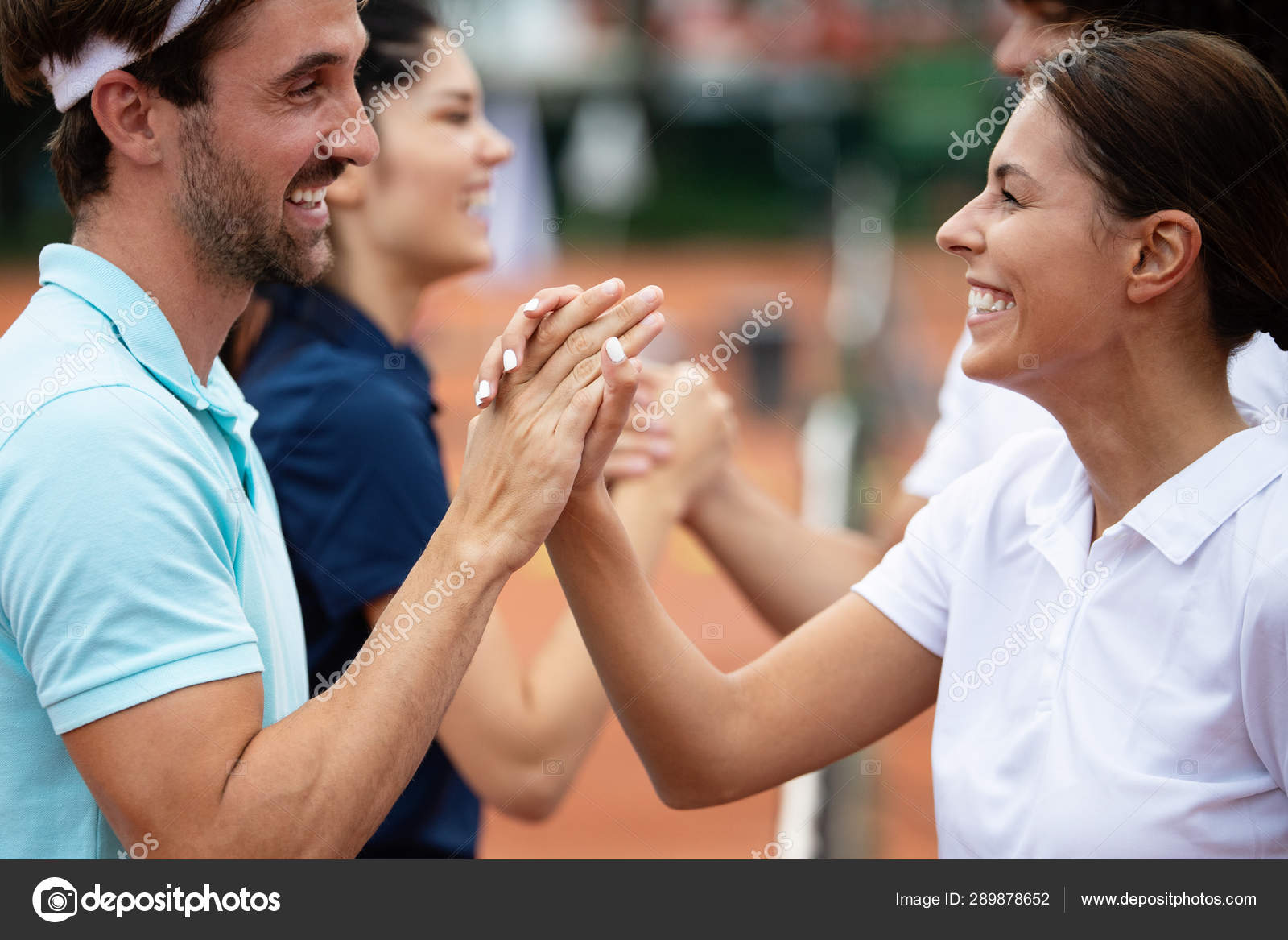 Dois Jogadores Adversários Dão Um Aperto De Mão No Final Do Jogo Foto  Royalty Free, Gravuras, Imagens e Banco de fotografias. Image 190085175