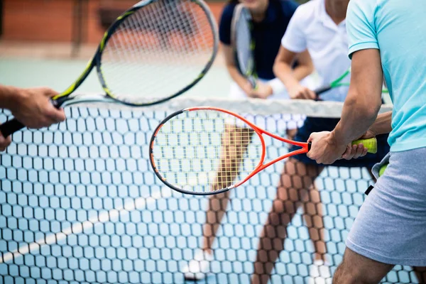 Gente Forma Felice Che Gioca Tennis Insieme Concetto Sportivo — Foto Stock