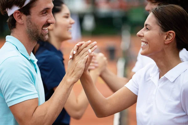 Grupp Tennisspelare Vilket Ger Handskakning Efter Match — Stockfoto