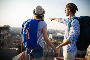 Tatil gezisi yapan mutlu çift şehri geziyor ve eğleniyor.