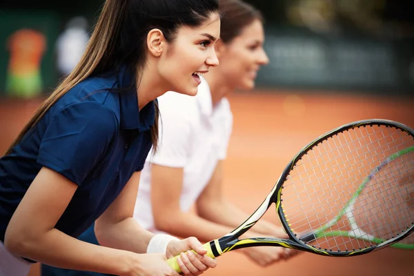 Mujeres Felices Jugando Tenis Juntas Concepto Deportivo —  Fotos de Stock