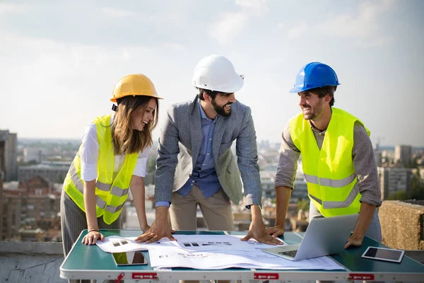 Grupo Ingenieros Arquitectos Socios Comerciales Sitio Construcción Trabajando Juntos Concepto — Foto de Stock