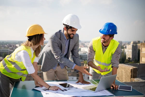 Equipo Arquitectos Ingenieros Grupo Documentos Verificación Obra —  Fotos de Stock