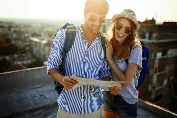 Gelukkig Jong Stel Vakantie Sightseeing Stad Met Kaart — Stockfoto