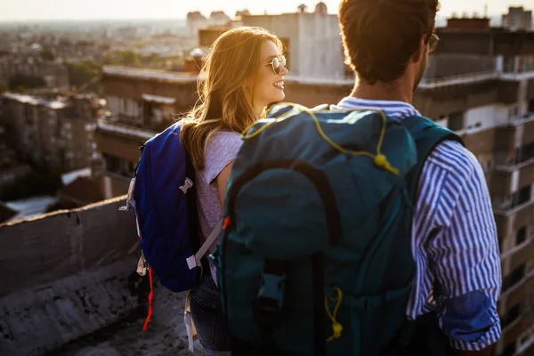 Tatil gezisi yapan mutlu çift şehri geziyor ve eğleniyor.