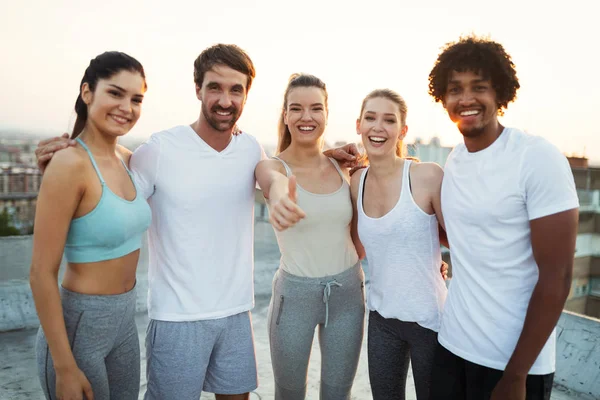 Grupo Personas Felices Forma Entrenando Aire Libre Techo — Foto de Stock