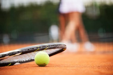 Tenis kortunda tenis top yakın çekim