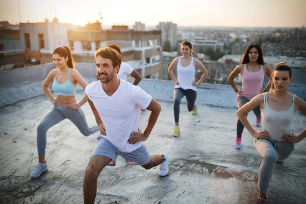 Esportivo Sorridente Grupo Jovens Atléticos Amigos Sportswear Fazendo Exercícios Desporto — Fotografia de Stock