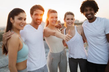Fitness, spor, dostluk ve sağlıklı yaşam tarzı kavramı - mutlu sportif uygun arkadaşlar grubu
