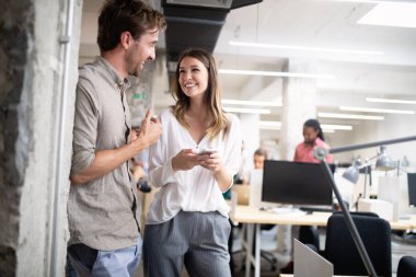 Ofisteki iş projesinde çalışan yaratıcı iş adamları