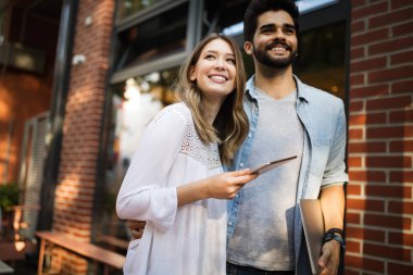 Dijital tablet birlikte kullanma ve gülümseyen mutlu genç Çift