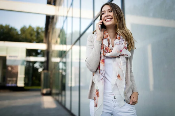 Beautiful Brunette Woman Using Mobile Work Freelance Blogging Studying Shopping — Stock Photo, Image