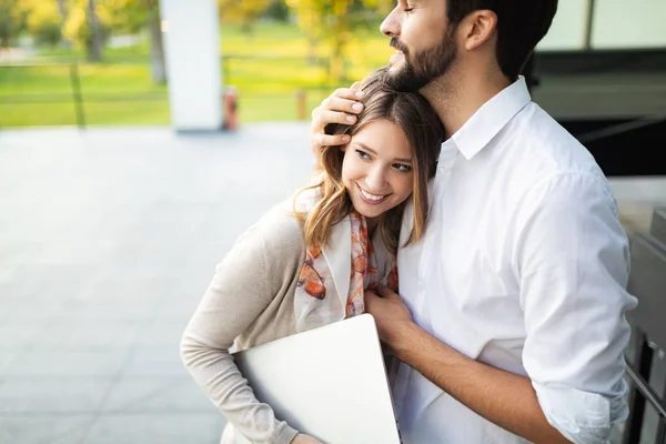 Alegre Joven Pareja Usando Tableta Digital Aire Libre —  Fotos de Stock