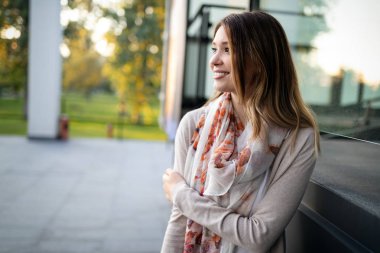 Gülümseyen güzel genç kız açık havada portresi