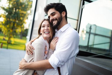 Mutlu genç çift sarılmak ve gülüyor içinde aşk açık havada