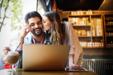 Cafe 'de Laptop bakarak mutlu çift eğlenmek