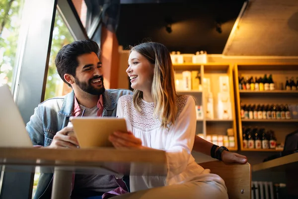 Ungt Par Eller Högskolestudent Som Använder Bärbar Dator Anteckningsbok Arbeta — Stockfoto