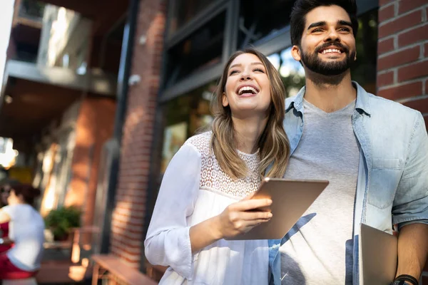 Lykkelig Ungt Par Som Bruker Digital Nettbrett Sammen Smiler – stockfoto