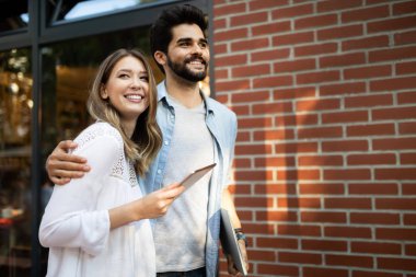 Dijital tablet birlikte kullanma ve gülümseyen mutlu genç Çift