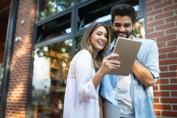 Glada Unga Par Använder Digital Tablett Tillsammans Och Leende — Stockfoto