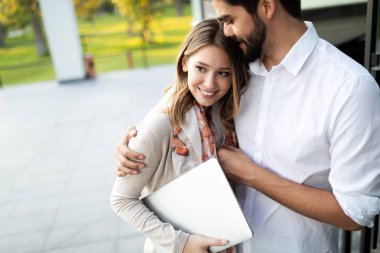 Dijital tablet birlikte kullanma ve gülümseyen mutlu genç Çift