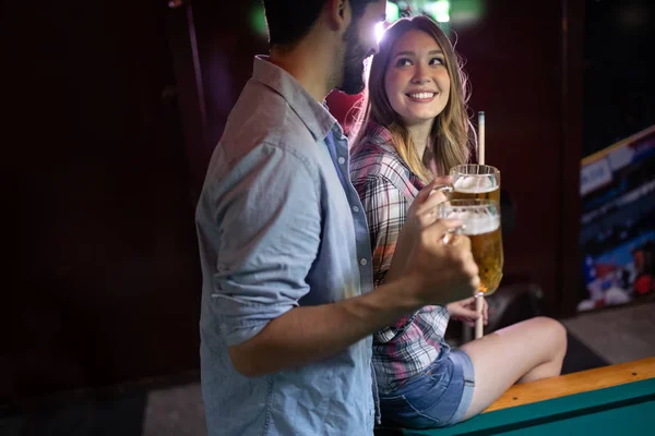 Feliz Pareja Amorosa Feliz Joven Jugando Billar Con Novia — Foto de Stock