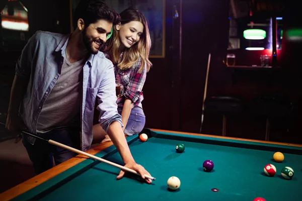 Paar Trinkt Bier Amüsiert Sich Und Spielt Snooker Bei Date — Stockfoto