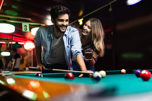 Casal Beber Cerveja Divertir Jogar Snooker Encontro — Fotografia de Stock