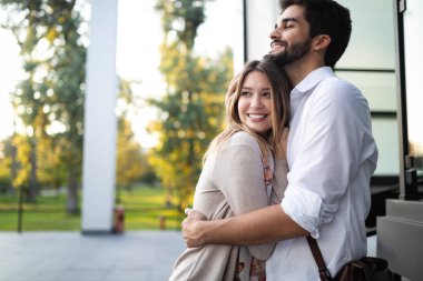 Mutlu genç çift sarılmak ve gülüyor içinde aşk açık havada