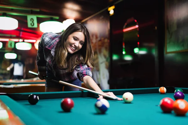 Spiel Und Spaßkonzept Junges Glückliches Mädchen Das Spaß Mit Billard — Stockfoto