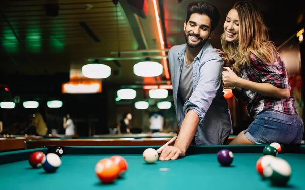 Genç Mutlu Çift Barda Birlikte Snooker Oynuyor — Stok fotoğraf