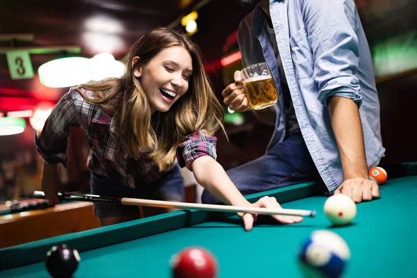 Paar Beim Dating Flirten Und Billard Spielen Einer Poolhalle — Stockfoto