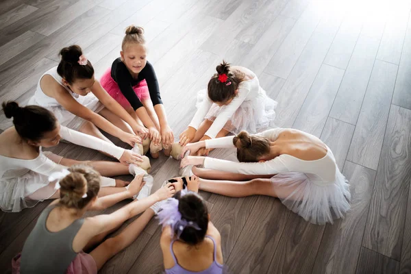 Grupo Bailarinas Forma Haciendo Ejercicios Escuela Baile — Foto de Stock