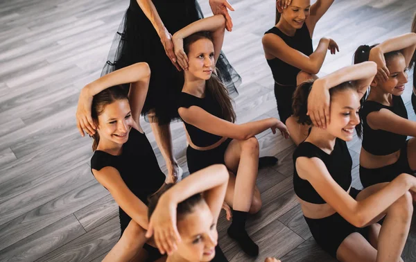 Grupo Niños Forma Haciendo Ejercicio Bailando Ballet Estudio Juntos — Foto de Stock