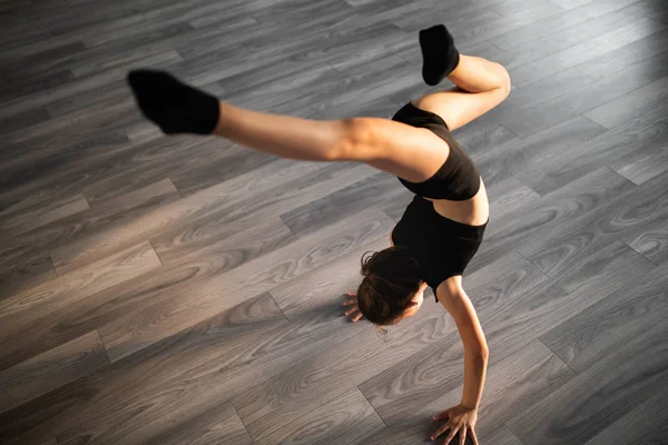 Güzel Kız Pratik Modern Bale Dans Egzersiz — Stok fotoğraf