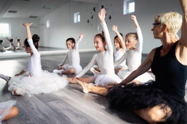 Bale öğretmeni ve bale okulunda egzersiz çocuk balerin grubu