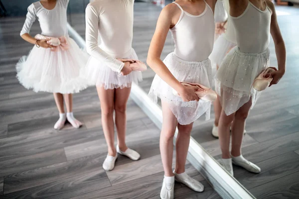 Gruppe Fitter Kinder Übt Gemeinsam Ballett Studio — Stockfoto