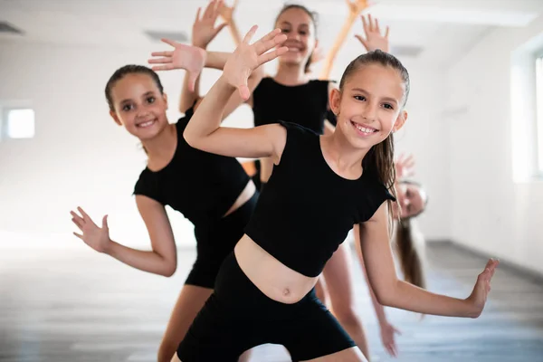 一緒にスタジオでダンスとバレエを運動するフィット子供たちのグループ — ストック写真