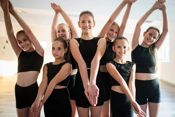 Grupo Niños Forma Haciendo Ejercicio Bailando Ballet Estudio Juntos — Foto de Stock