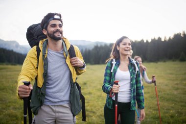 Sopalarla hiking backpackers mutlu güzel çift