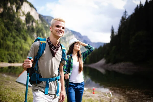 Avventura Viaggi Turismo Escursionismo Concetto Persone Gruppo Amici Sorridenti Con — Foto Stock