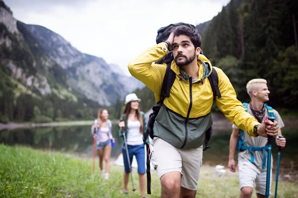 Trekking Camping Koncepcja Dzikiej Egzystowania Najlepsi Przyjaciele Turystyka Przyrodzie — Zdjęcie stockowe