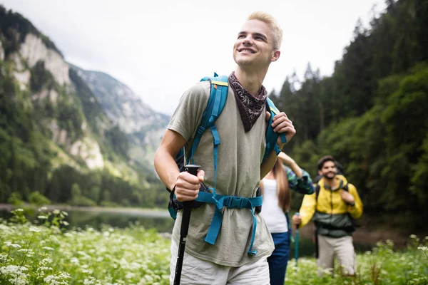 Grupo Amigos Con Mochilas Trekking Juntos Naturaleza — Foto de Stock