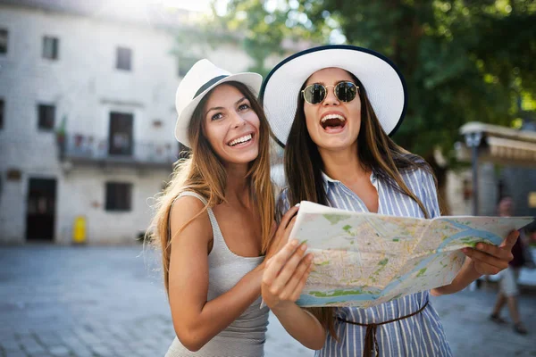 Giovani Amiche Viaggio Vacanze Estive Esplorare Scoprire Stile Vita Spensierato — Foto Stock