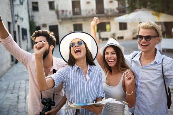 Feliz Grupo Jóvenes Turistas Viajando Haciendo Turismo Juntos — Foto de Stock