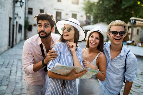 Feliz Grupo Amigos Disfrutando Tour Por Ciudad — Foto de Stock