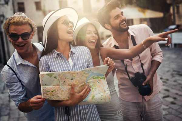 Grupo Feliz Turistas Que Viajan Turismo Juntos — Foto de Stock