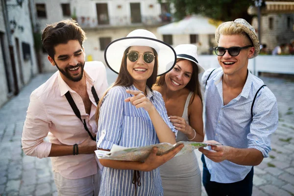 Jovens Turistas Felizes Amigos Passear Cidade — Fotografia de Stock