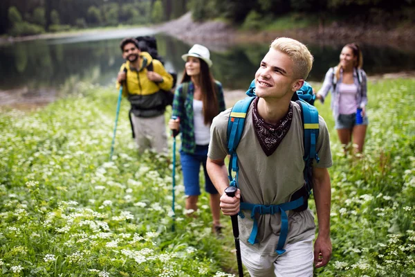 Gruppo Giovani Amici Che Camminano Campagna Persone Felici Multirazziali Che — Foto Stock