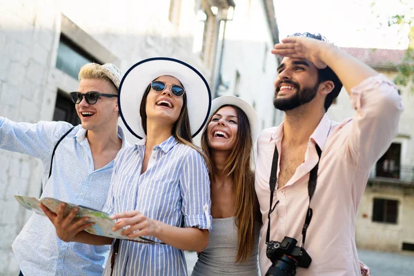 Grupo Jóvenes Amigos Felices Pasando Rato Calle Ciudad — Foto de Stock